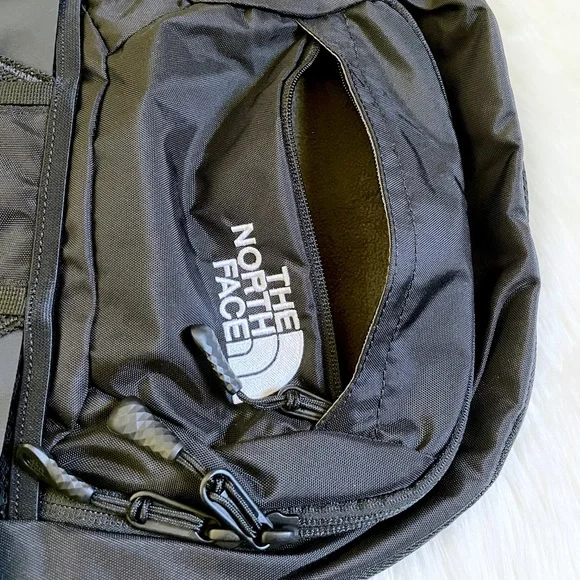 The North Face Unisex Recon Black 30 Liter Backpack - Picture 5 of 9